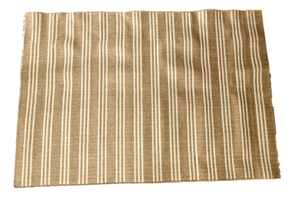 Tappeto arredo per esterno in Polipropilene. Tinta unita beige con righe bianche.